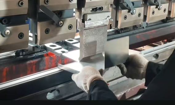 東（dōng）莞鈑金加工（gōng）-折彎工序